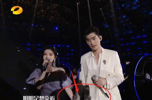 吃瓜观众在唱歌的视频在线观看,吃瓜观众变身K歌达人，在线视频引热议